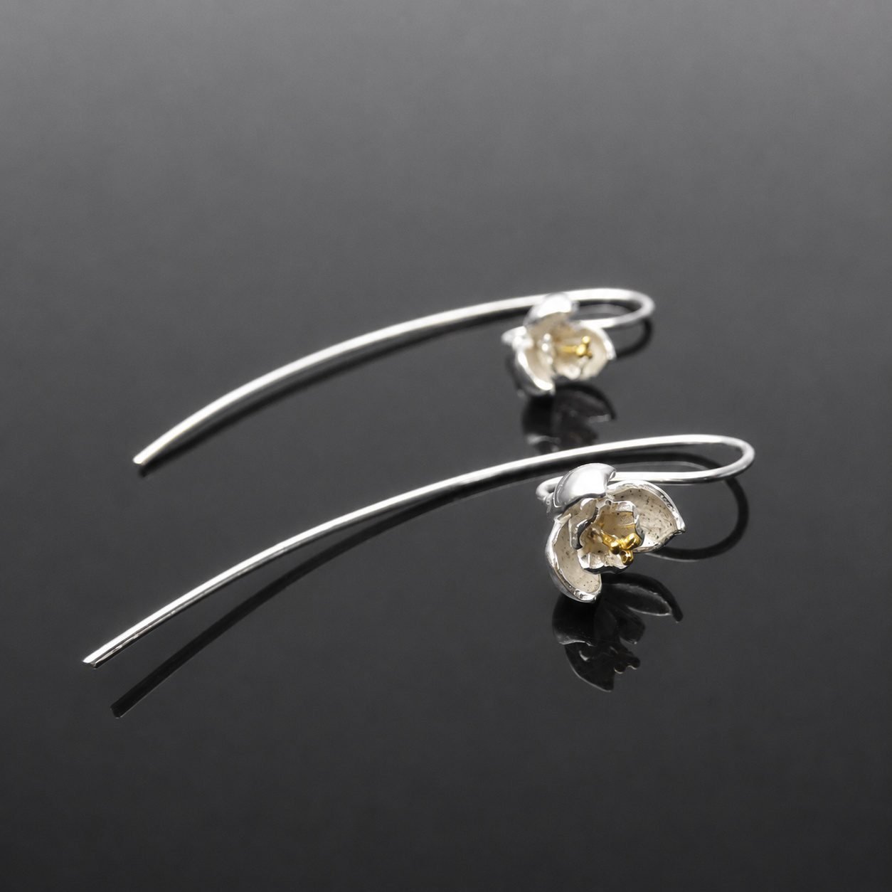 Satin finish sterling silver pansy bloom with gold stem detail earring 16mm front close up