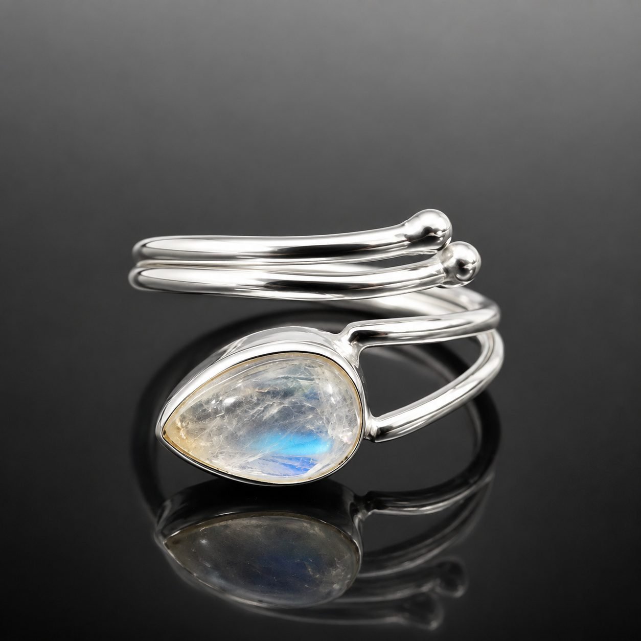 Glowing moonstone in wrap around mirrored sterling silver 925 adjustable ring close up